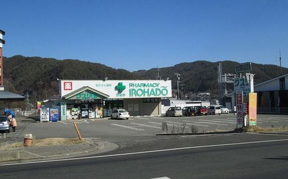 スーパーの隣にあるドラックストアー