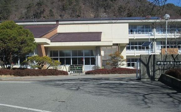 700m先にある高遠小学校