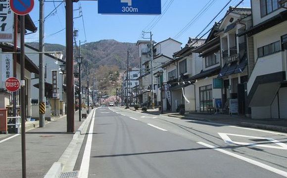 道路付き(道路先の高台が天下第一の桜、高遠城址公園です)