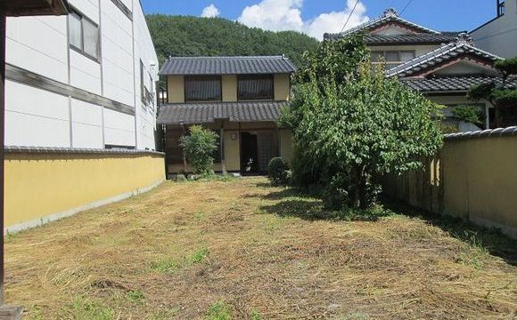 こんな感じに奥まって建っています