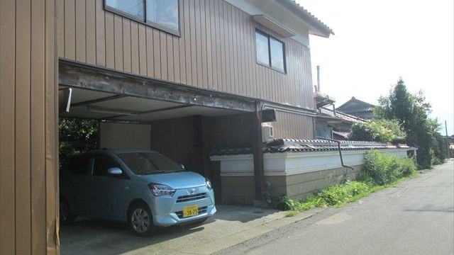 車庫の上にある離れ