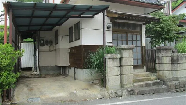 玄関先と駐車スペース