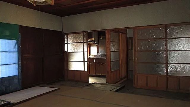 1階 居間(別角度から・囲炉裏の形跡あり)