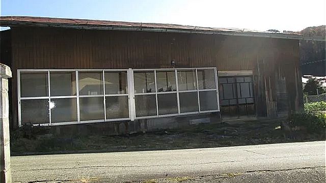 西側より(玄関先)