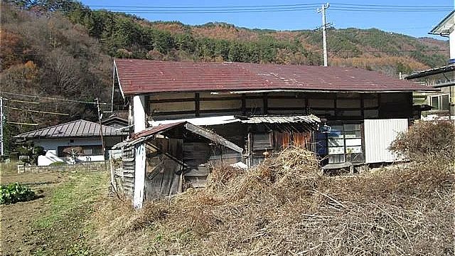 東側より(使用不可の外トイレ)