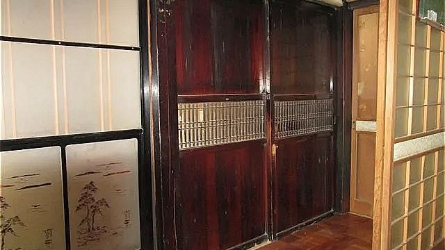 室内(風情ある昔ながらの板戸)