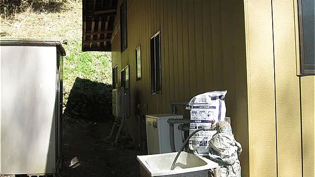 山水がある洗い場と西側の様子