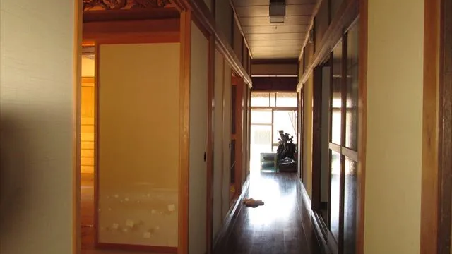 1階 室内 玄関方向を見る