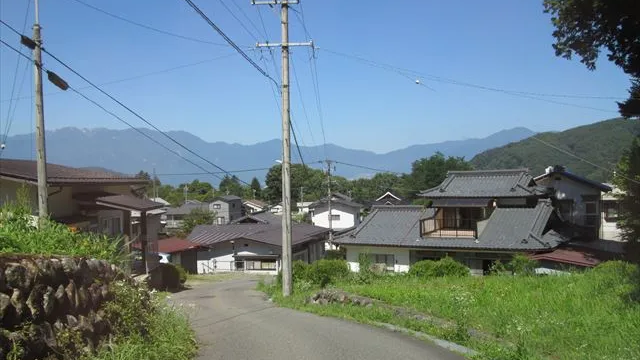 東側より南側道路付きと住宅・地続きの畑と中央アルプス