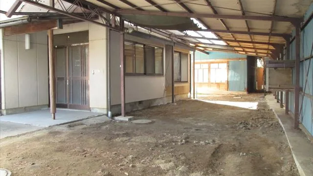 西側にある広い屋根付きスペース