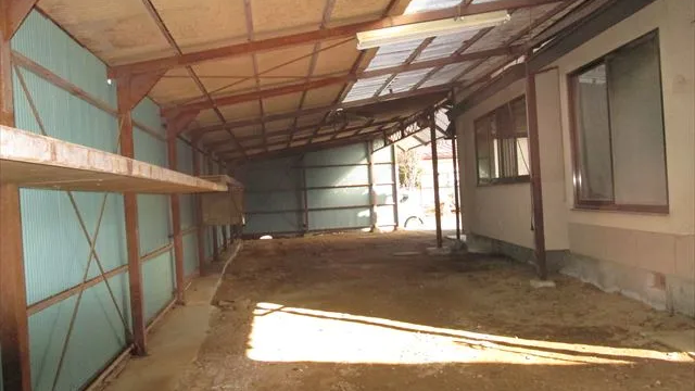 屋根付きスペース(反対方向から)