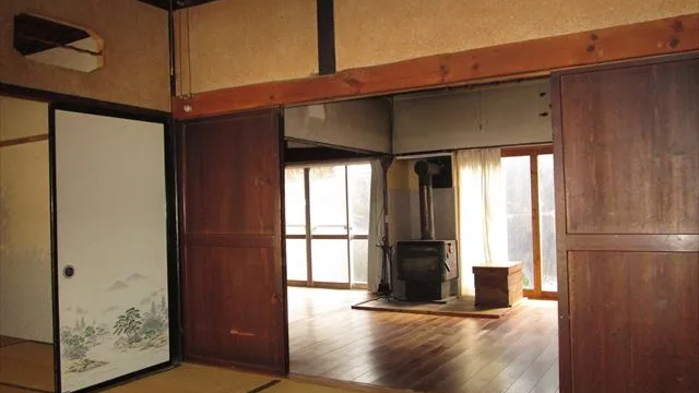 和室からリビングを見る